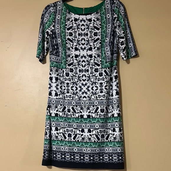 Vince Camuto Dresses & Skirts - Vince Camuto White and Green Sheath Dress with Short Raglan Sleeves